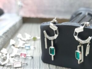сребърни обеци различни цветни камъни