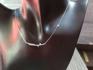 вдъхновено от нежните линии на музикалния инструмент флейта. украсено с ярки циркониеви камъни, които придават на дизайна още повече изтънченост и блясък.
