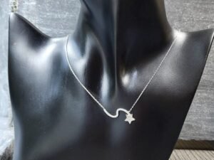 Нежно сребърно колие тип геометрична висулка щастлива звезда с инкрустирани камъни кубичен цирконий. Дължина на верижката по избор.Сребро 925