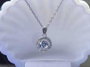 Елегантно и нежно сребърно колие тип медалион с инкрустирани камъни кубичен цирконий. Дължина на верижката по избор. Сребро 925