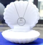 Нежно сребърно колие тип 3 D геометрична висулка с инкрустирани камъни кубичен цирконий. Дължина на верижката по избор.Сребро 925