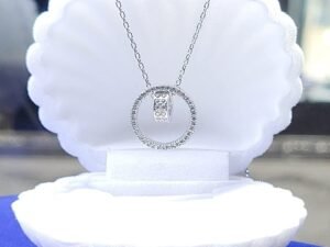 Нежно сребърно колие тип 3 D геометрична висулка с инкрустирани камъни кубичен цирконий. Дължина на верижката по избор.Сребро 925