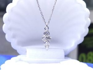 Разкошно сребърно колие тип нежна висулка с инкрустирани четири камъка кубичен цирконий. Дължина на верижката по избор.Сребро 925