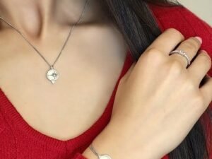 сребърно колие звезда Фин бял седеф, който улавя светлината и придава елегантен блясък. Изискани бели камъни за допълнителе