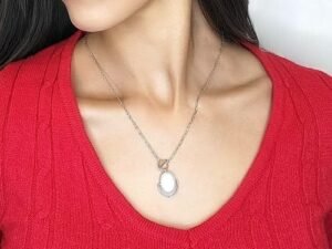 Стилно семпло и елегантно сребърно колие тип висулка медалион с инкрустиран бял перлен седеф