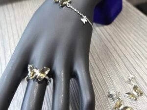Елегантен сребърен комплект сребро 925 гривна пръстен обеци с пеперуди . Сребърен комплект с камъни сиви опушени циркониий .