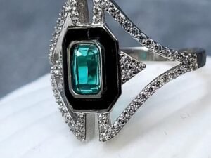 Елегантни и стилни сребърни бижута . Сребърен дамски ръстен с камъни с избор на цвета . малка бутикова серия лимитед едишън. Идеален за вечерта найт лайф .Снимане на поп фолк клипове музикални и танцови арт проекти .Абитуриенски балове .Студенски балове и празници .