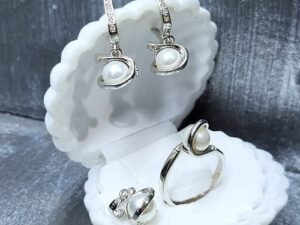 Комплект сребърни бижута с бели перли включва обеци, колие ,висулка и пръстен, изработени с внимание към всеки детайл.Сребро проба 925