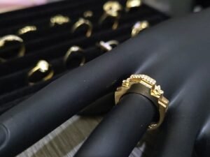 Нежен дамски златен пръстен с геометричен дизайн .Стилни златни бижута . Бутиково изпълнение малка серия .Дизайнерски златни бижута Елегантни златни бижута . Фешън Мода Най Нова Колекция идеални както за вечерта така и за всеки ден.няколко нива пирамида терасиран пирамидално със заковани камъни