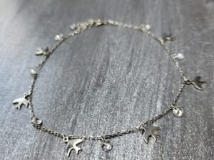 Сребърна гривна за крак със фигурки на птички и бели кристали камъни цирконий .Елегантни и стилни сребърни гривни за крак сребро проба 925