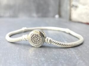 Сребърна гривна за талисмани тип Пандора със закопчалка медалион с камъни сребро 925 с покритие родий против потъмняване