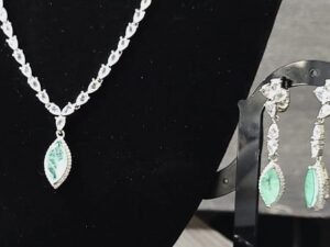 Елегантен сребърен комплект сребро 925 колие обеци пръстен гривна зелен камък цкубичен цирконий с на цвят изумруд нефрит