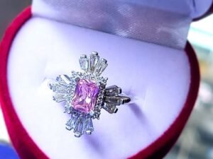 Елегантен сребърен дамски пръстен италианска изработка и дизайн с инкрустирани камъни от кубичен цирконий с голям централен розов камък .Сребро проба 925 .