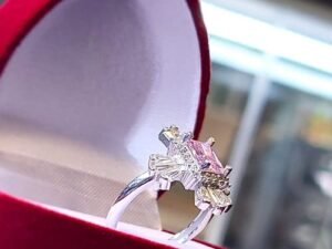 Елегантен сребърен дамски пръстен италианска изработка и дизайн с инкрустирани камъни от кубичен цирконий с голям централен розов камък .Сребро проба 925 .