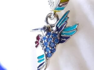 Сребърен талисман за гривна пандора :Colibri (колибри).Тип висулка с вградени сини камъни кубичен цирконой . Сребро 925.Родиран против потъмняване