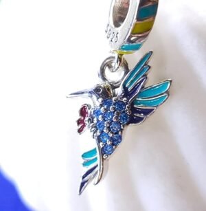 Сребърен талисман за гривна пандора :Colibri (колибри).Тип висулка с вградени сини камъни кубичен цирконой . Сребро 925.Родиран против потъмняване