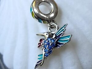 Сребърен талисман за гривна пандора :Colibri (колибри).Тип висулка с вградени сини камъни. Сребро 925.