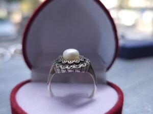 Елегантен  сребърен пръстен с  морска перла .Изработено от сребро 925   с инкрустирани камъни маркезит за акцент .Направете подарък.