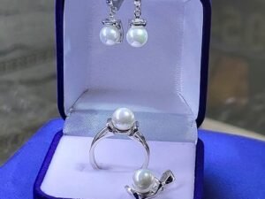 Комплект сребърни бижута с бели перли включва обеци ,висулка за синджирче и пръстен, изработени с внимание към всеки детайл.Сребро 925