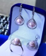 Комплект сребърни бижута с розови перли включва обеци ,висулка за синджирче и пръстен, изработени с внимание към всеки детайл.Сребро 925
