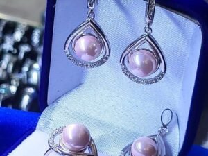 Комплект сребърни бижута с розови перли включва обеци ,висулка за синджирче и пръстен, изработени с внимание към всеки детайл.Сребро 925
