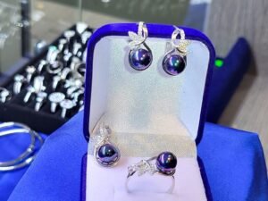 Комплект сребърни бижута с черни перли включва обеци ,висулка за синджирче и пръстен, изработени с внимание към всеки детайл.Сребро 925. Направете подарък.