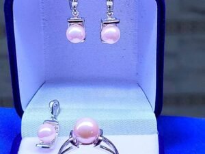 Комплект сребърни бижута с розови естествени перли включва обеци ,висулка за синджирче и пръстен, изработени с внимание към всеки детайл.Сребро 925