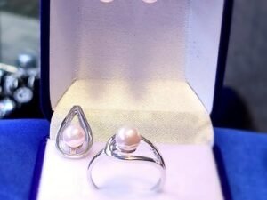 Комплект сребърни бижута с розови естествени перли включва обеци ,висулка за синджирче и пръстен, изработени с внимание към всеки детайл.Сребро 925
