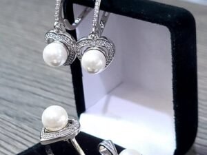 Сребърен комплект класическа изисканост и съвременен блясък, което го прави идеален избор за всяка жена с вкус към лукса и финеса.