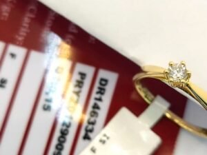 златен пръстен с естествен диамант.Създаден за ценителите на класиката и изтънчеността