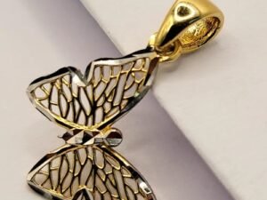 златната пеперуда излъчва нежност и стил – идеалният подарък за вас или за специален човек в живота ви. Подарете си усещане за изисканост и блясък всеки ден!