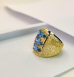 дизайн със сини камъни и филигранни и елементи специално шлифован за да блести със разкошен блясък .Бижу с което ще правите впечатление. Злато 14 карата
