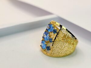 дизайн със сини камъни и филигранни и елементи специално шлифован за да блести със разкошен блясък .Бижу с което ще правите впечатление. Злато 14 карата