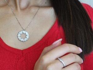 нежно и елегантно сребърно колие с дизайн на кръг, съставен от сърца, инкрустирани с блестящи камъчета цирконий.