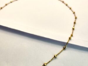 колие от 14 к злато е съвършената комбинация от модерен дизайн и класическа елегантност, с акцент  малки златни сфери шлифовани като диско топки