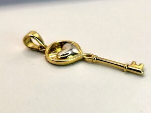 Стилен златен медальон ключ и сърце – символ на любовта и тайнството. Перфектен подарък, който носи послание за вярност и нежност.