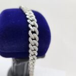 Открийте изисканата сребърна верига Кубан Чейн с бели камъни – перфектното съчетание на блясък и елегантност. Идеален избор за стилна визия. Купете сега!