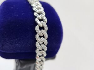 Открийте изисканата сребърна верига Кубан Чейн с бели камъни – перфектното съчетание на блясък и елегантност. Идеален избор за стилна визия. Купете сега!