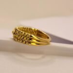 Елегантен златен дамски пръстен 14K с модерен дизайн и шлифовани мъниста за изящен отблясък на светлината.