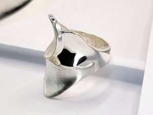 колекция от сребърни пръстени без камъни, изработени от висококачествено сребро.