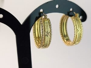 ориенталски дизайн с без камъни. Матирани отпред с гравирани елементи за да пречупват светлината атрактивно .Закопчаване тип v lock. 14 карата злато 585