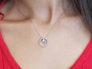 Нежно сребърно колие тип балансирана геометрична висулка с инкрустирани камъни кубичен цирконий. Дължина на верижката по избор.Сребро 925