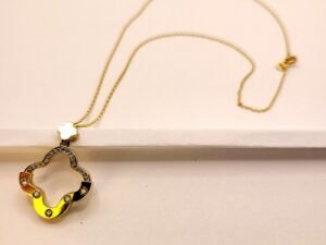 изискано колие от 14 к злато е съвършената комбинация от модерен дизайн и класическа елегантност, с акцент бели камъкни кубичен цирконий