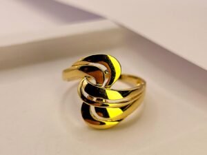 Елегантен златен дамски пръстен 14K с ултра модерен дизайн плавни линии по контура на пръста за изящен отблясък на светлината.Проба 585 жълто злато