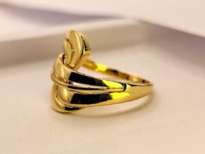 Елегантен златен дамски пръстен 14K с ултра модерен дизайн плавни линии по контура на пръста за изящен отблясък на светлината.Проба 585 жълто злато