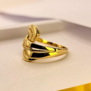 Елегантен златен дамски пръстен 14K с ултра модерен дизайн плавни линии по контура на пръста за изящен отблясък на светлината.Проба 585 жълто злато