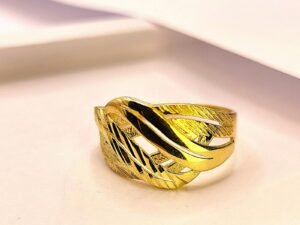 Елегантен златен дамски пръстен 14K с ултра модерен дизайн плавни линии по контура на пръста за изящен отблясък на светлината.