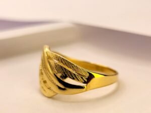 Елегантен златен дамски пръстен 14K с ултра модерен дизайн плавни линии по контура на пръста за изящен отблясък на светлината.