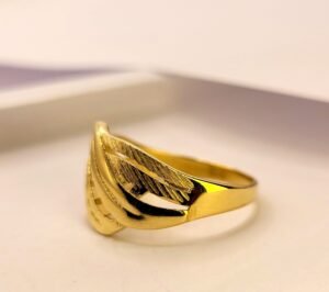 Елегантен златен дамски пръстен 14K с ултра модерен дизайн плавни линии по контура на пръста за изящен отблясък на светлината.