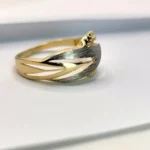 Златен луксозен пръстен с италиански бутиков асиметричен дизайн .Комбинация мат и фигури. Изискан стил и неповторима елегантност! .14 карата Проба 585 злато